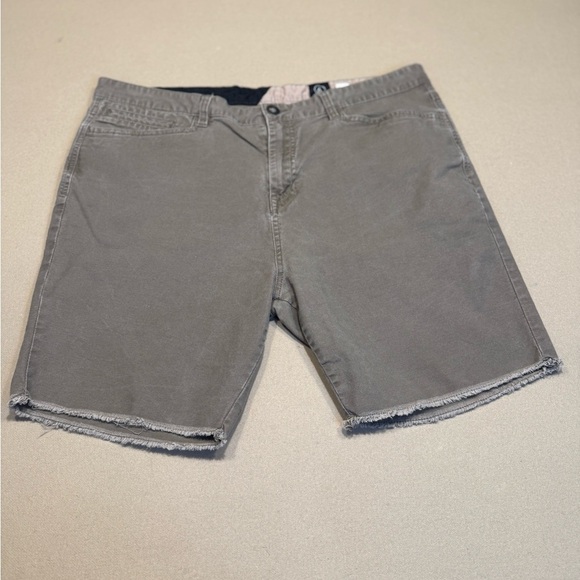 Volcom Taupe Shorts Casual Style - Picture 1 of 6